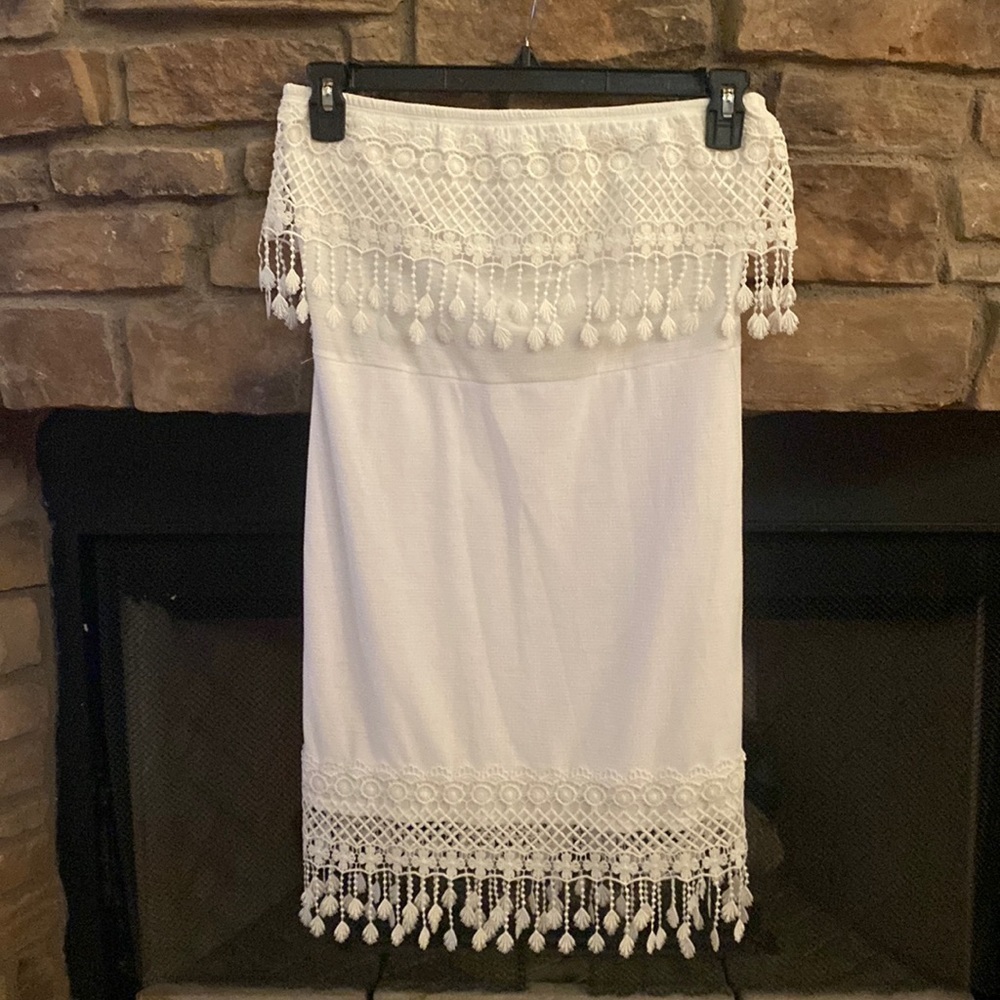 NWOT Olive Tree strapless dress with Pom Pom and lace detail. Large